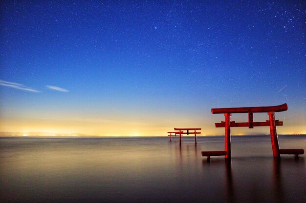 Foto sicht auf gebaute strukturen im meer gegen den blauen himmel bei sonnenuntergang