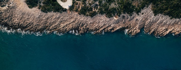 Foto sicht auf gesteinsbildungen im meer