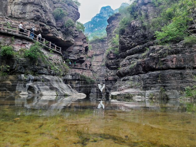 Foto sicht auf gesteinsformationen im wasser