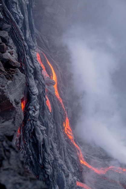 Sicht auf Lava auf einem Vulkankrater