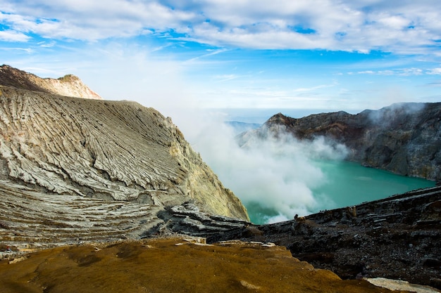 Sicht vom Ijen-Krater Schwefelrauch bei Kawah Ijen Vocalno in Indonesien