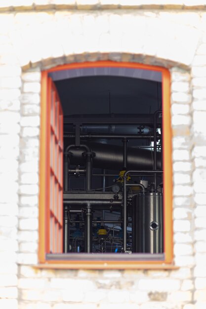 Foto sicht von außen durch das fenster der ausrüstung und der industriellen werkzeuge für die herstellung von brauerei