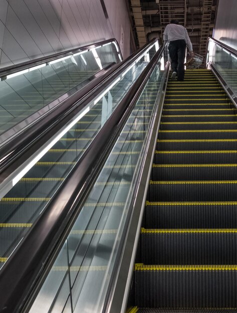 Foto sicht von hinten auf die rolltreppe