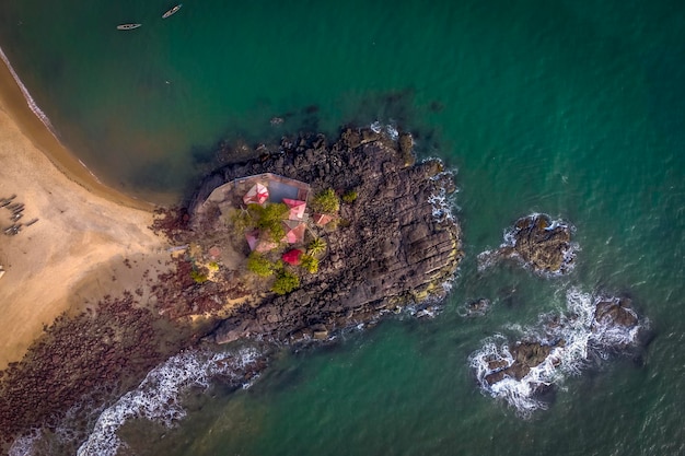 Foto sicht von oben auf eine kleine insel