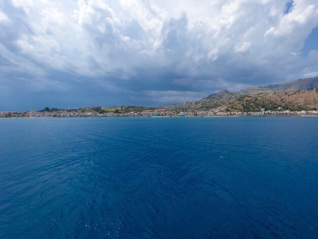 Foto sicilia sombría antes de la lluvia con nubes espesas