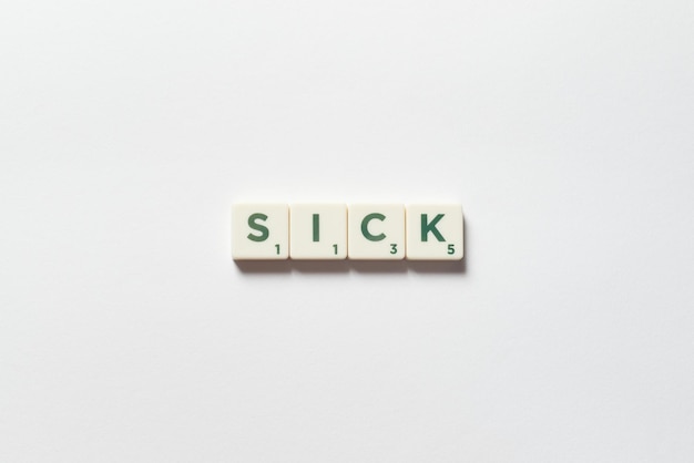 Sick aus Scrabble-Blöcken gebildet