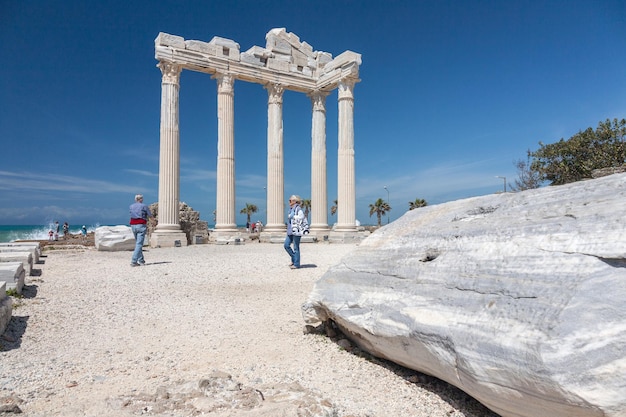 SIDE TÜRKEI 19. April 2012 Menschen erkunden antike römische Ruinen des Apollo-Tempels in Side Türkei