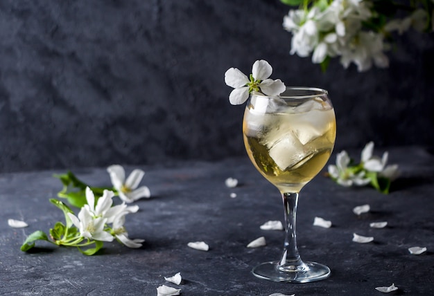 Sidra de manzana en copa de vino