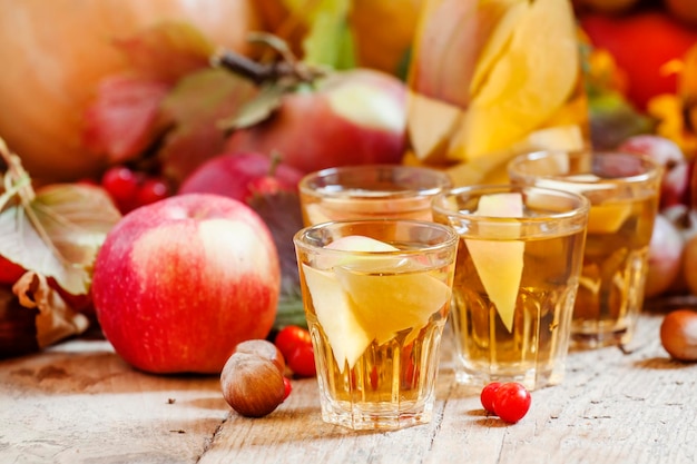 Sidra de manzana en el enfoque selectivo de fondo de otoño