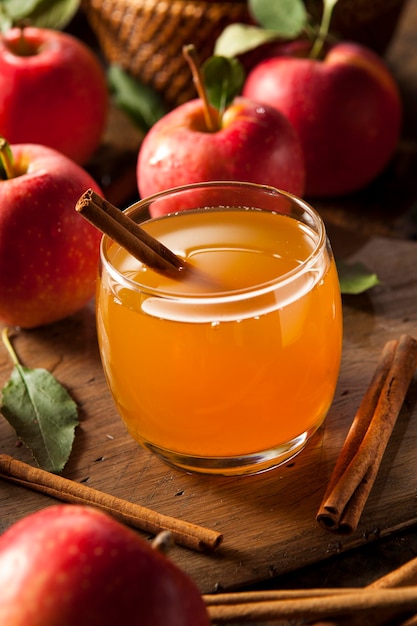 La sidra de manzana orgánica con canela está lista para beber