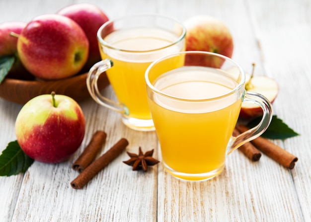 Sidra De Manzana Con Palitos De Canela