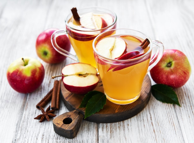 Sidra de manzana con palitos de canela