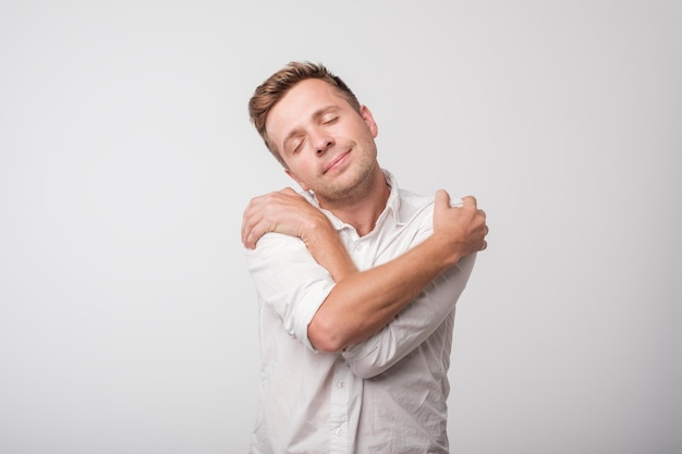 Sie brauchen keine Freundin, wenn Sie sich selbst umarmen können Konzept des egoistischen Gefühls