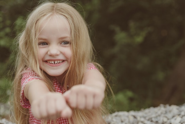 Sie des blonden Haares Kleines Mädchen mit blonden Haaren Kleines Mädchen trägt lange Haare Glückliches kleines Kind mit entzückendem Lächeln Kleines Kind glücklich lächelnd Glücklich sein jeden Tag