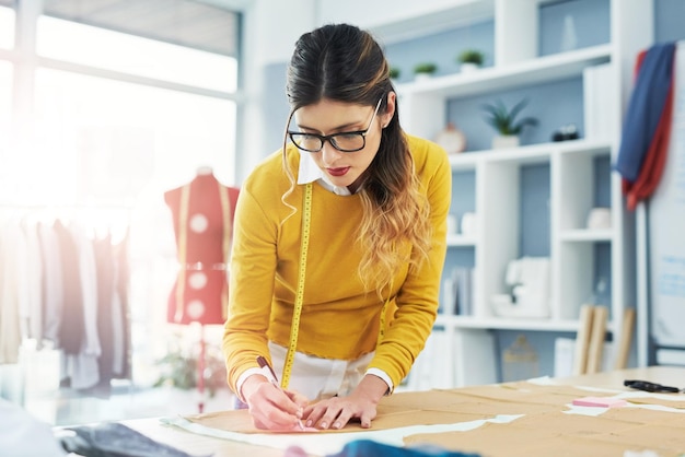 Sie gestaltete ein Leben, das sie liebte Schnappschuss einer attraktiven jungen Modedesignerin in ihrer Werkstatt