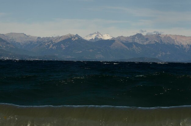 Sie haben Cerro Tronador vom See Nahuel Huapi in der Nähe von Bariloche und der Stadt Bariloche gesehen