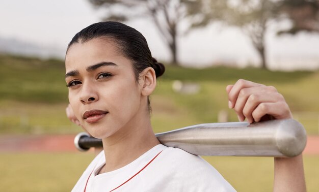 Sie haben Ihr Match getroffen Aufnahme einer attraktiven jungen Frau, die allein draußen steht und mit einem Baseballschläger posiert