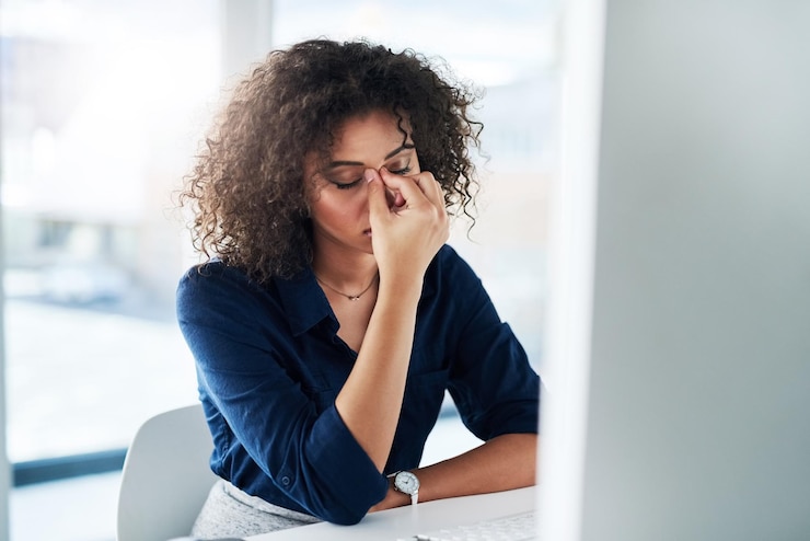Foto sie ist am ende schnappschuss einer attraktiven jungen geschäftsfrau, die gestresst aussieht, während sie an ihrem schreibtisch im büro arbeitet