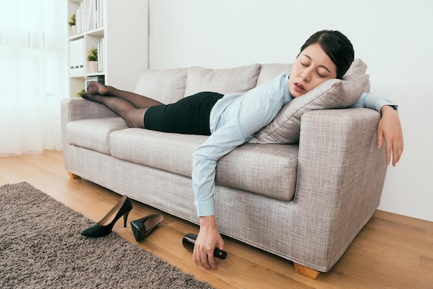 Sie ist betrunken und zu Hause auf dem Sofa im Wohnzimmer eingeschlafen