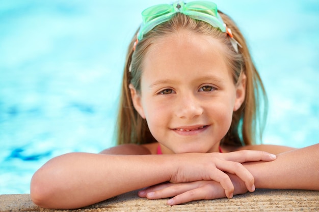 Sie ist ein Sommerkind Ein kleines Mädchen im Schwimmbad