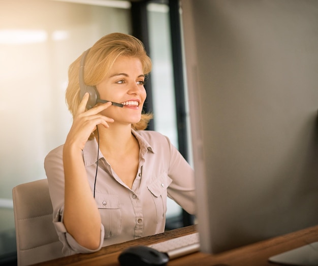 Sie ist immer bereit zu helfen Schnappschuss einer attraktiven jungen Frau, die in einem Callcenter arbeitet