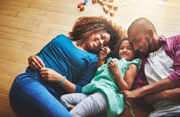 Sie kann jeden Moment zu etwas Besonderem machen. Schnappschuss einer dreiköpfigen Familie, die schöne Zeit miteinander verbringt