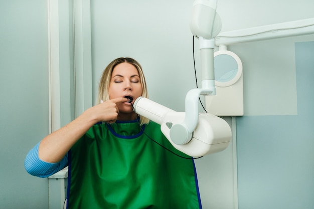 Sie machen ein Foto von dem Mädchen in der Röntgenzahnarztpraxis im Krankenhaus.