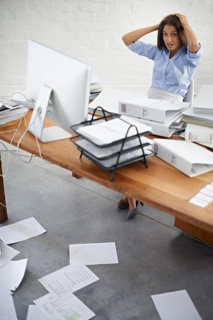 Sie macht immer ihre Arbeitszeit Aufnahme einer schönen jungen Frau, die an ihrem Schreibtisch im Büro arbeitet