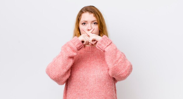 Sie sah ernst und unzufrieden aus, wobei beide Finger in Ablehnung abgelehnt wurden und um Stille baten