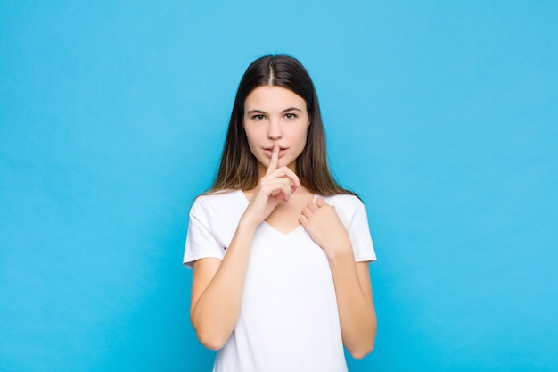 Sie sehen ernst aus und kreuzen sich mit einem Finger, der an die Lippen gedrückt wird. Sie fordern Ruhe oder Stille und halten ein Geheimnis