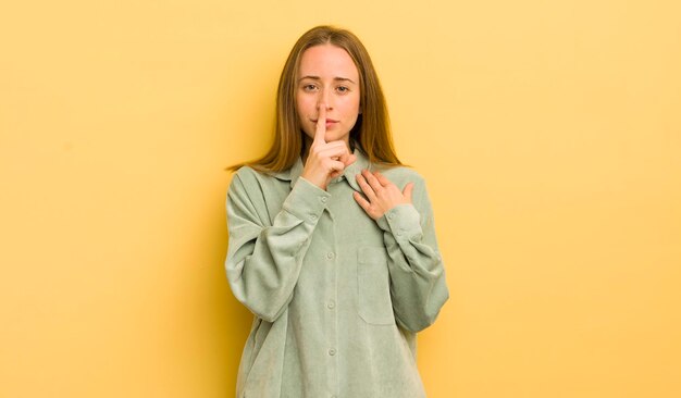 Sie sehen ernst aus und kreuzen sich mit einem Finger, der an die Lippen gedrückt wird