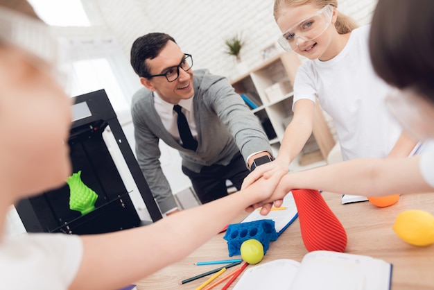 Sie sind Schulkinder und lernen zusammen im Klassenzimmer.