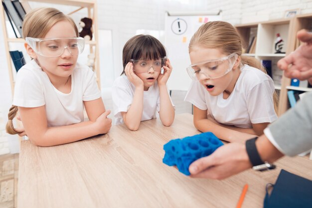 Sie sind Schulkinder und lernen zusammen im Klassenzimmer.