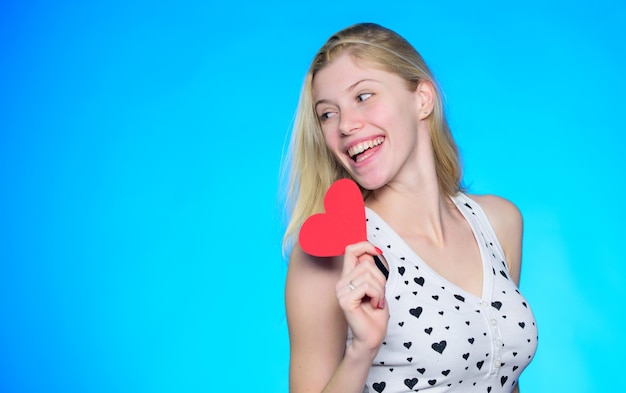 Sie sollten es versuchen Romantische Begrüßung Valentinstag Verkäufe Liebe und Romantik Frau mit dekorativen Herzen Datum glückliche Frau auf blauem Hintergrund Valentinstag-Party-Kopie-Raum