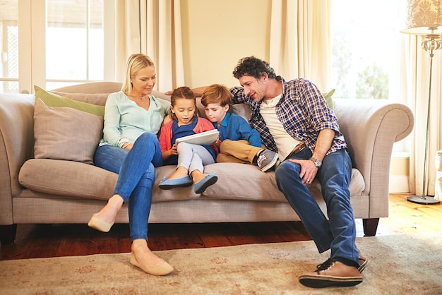 Sie teilen die Liebe zur Sprache und zum Lesen. Schnappschuss einer Familie, die zu Hause Zeit miteinander verbringt