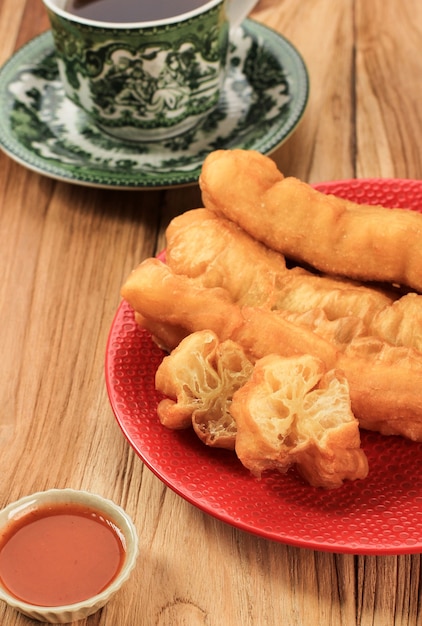 Sie Tiao Cakwe oder Patongo (chinesischer gebratener Lockenwickler), chinesischer gebratener Teig oder frittierte Teigbrotstangen oder Donut oder Brotstange