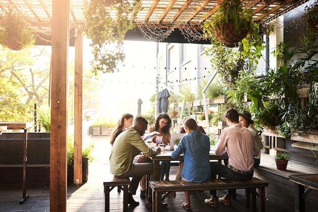 Sie trainieren heute an der frischen Luft Aufnahme einer Gruppe von Designern, die sich in einem Café treffen