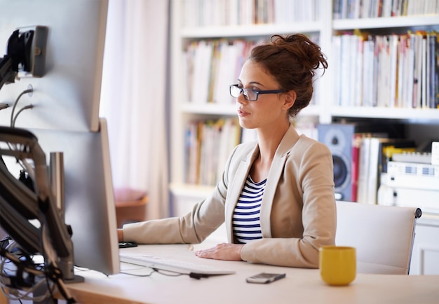 Sie widmet sich ihrer Karriere Aufnahme einer jungen Frau, die zu Hause an ihrem Computer arbeitet