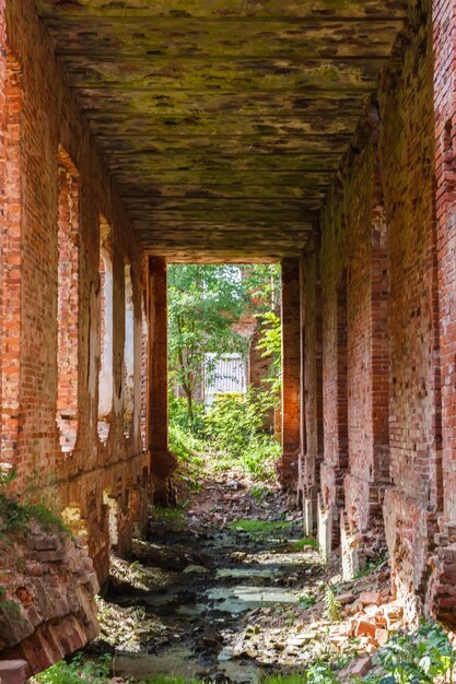 Foto siedlung der region novgorod ruinen innere korridore