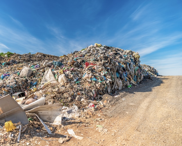 Foto siedlungsabfalldeponie zur einbeziehung von land