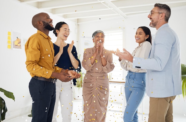 Siegerkonfetti und Party mit Geschäftsleuten im Büro zur Erfolgsfeier und Unterstützung von Teamwork-Zielen und Freunden mit einer Gruppe von Mitarbeitern für Gemeinschaftsleistungen und Glückwünsche