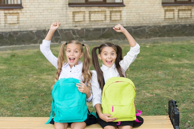 Siegertradition Glückliche Sieger feiern im Freien Kleine Kinder machen Siegergesten Stipendiaten Schulanfang Erfolg im Studium Glückwunsch zum Sieg Sieger trafen sich