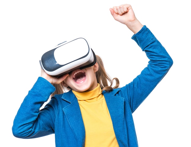 Siegesgeschrei, fröhliches Kind, das in eine VR-Brille schaut und mit den Händen gestikuliert