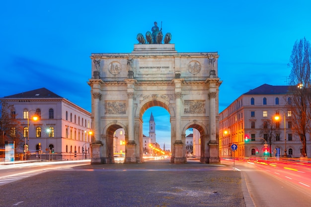 Siegestor, Victory Gate en la noche, Munich, Alemania.