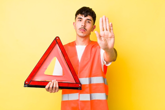 Foto sieht ernst aus und zeigt eine offene handfläche, die eine stopp-geste macht