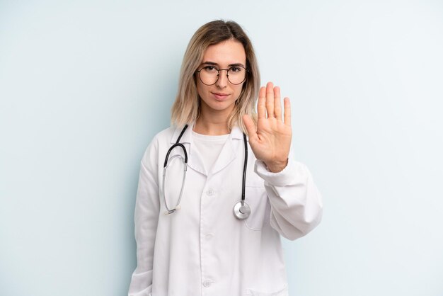 Sieht ernst aus und zeigt eine offene Handfläche, die eine Stopp-Geste macht