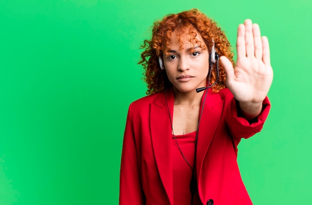 Foto sieht ernst aus und zeigt eine offene handfläche, die eine stopp-geste macht