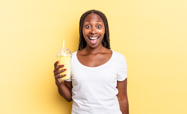 Sieht sehr schockiert oder überrascht aus, starrt mit offenem Mund und sagt wow. Milchshake-Konzept