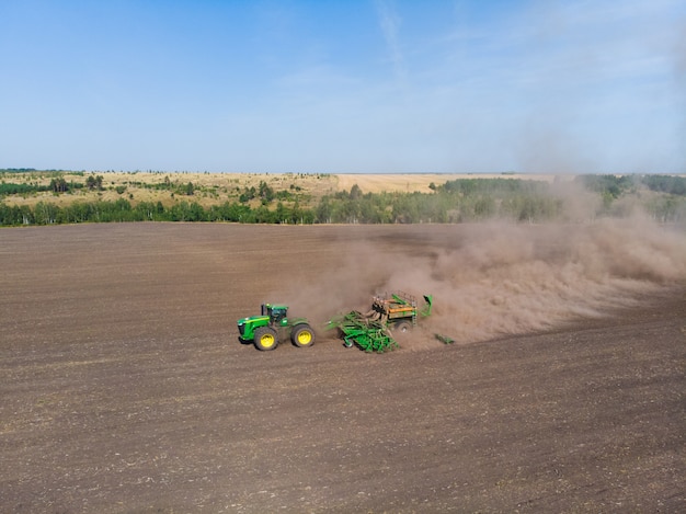 Siembra del tractor de trigo de invierno desde el aire