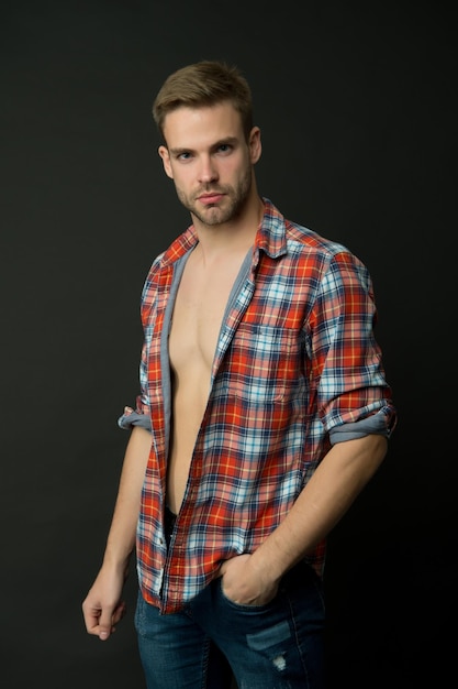 Siempre casual hombre guapo en ropa casual estilo de ropa casual para hombres estilo de casual moda estilo chico sexy sobre fondo oscuro sentirse cómodo y seguro | Foto Premium